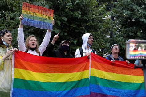 El máximo tribunal de Rusia prohíbe el “movimiento internacional LGBTQ” y dice que es una “organización extremista”